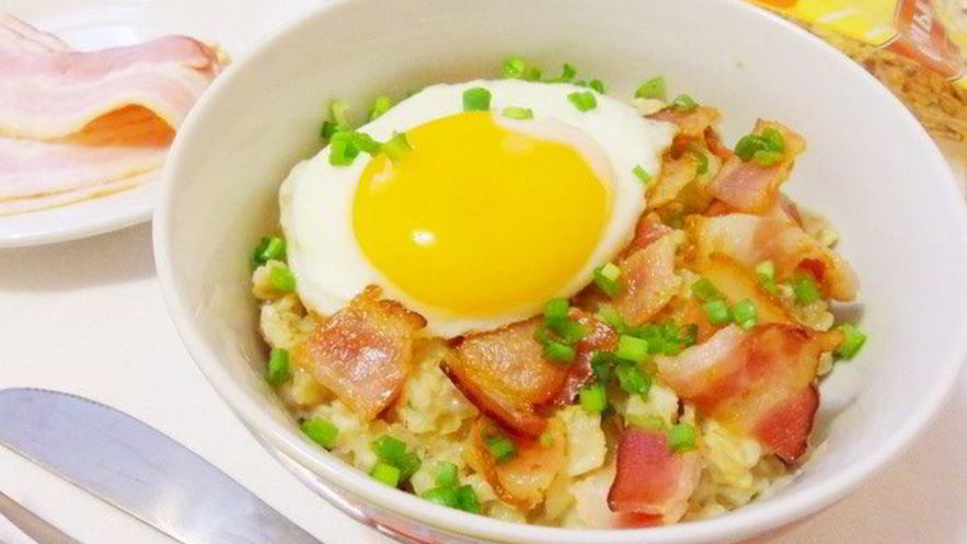 Рецепт пикантной овсянки с беконом и сыром