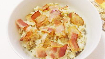 Рецепт пикантной овсянки с беконом и сыром