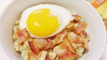 Рецепт пикантной овсянки с беконом и сыром