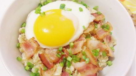 Рецепт пикантной овсянки с беконом и сыром