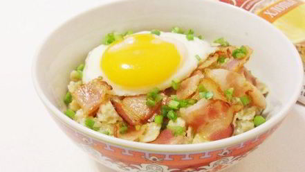 Рецепт пикантной овсянки с беконом и сыром