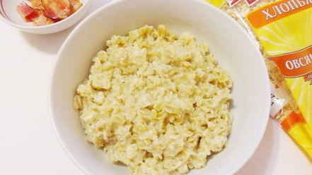 Рецепт пикантной овсянки с беконом и сыром