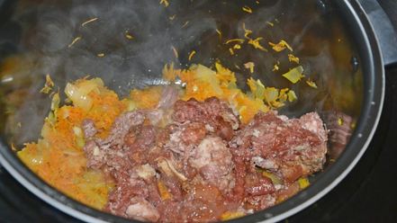 Рецепт перловой каши с говяжьей тушенкой в мультиварке