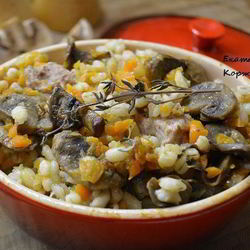 Рецепт Перловой каши с мясом и грибами в горшочке