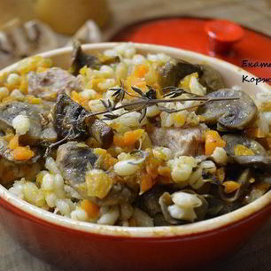 Рецепт Перловой каши с мясом и грибами в горшочке
