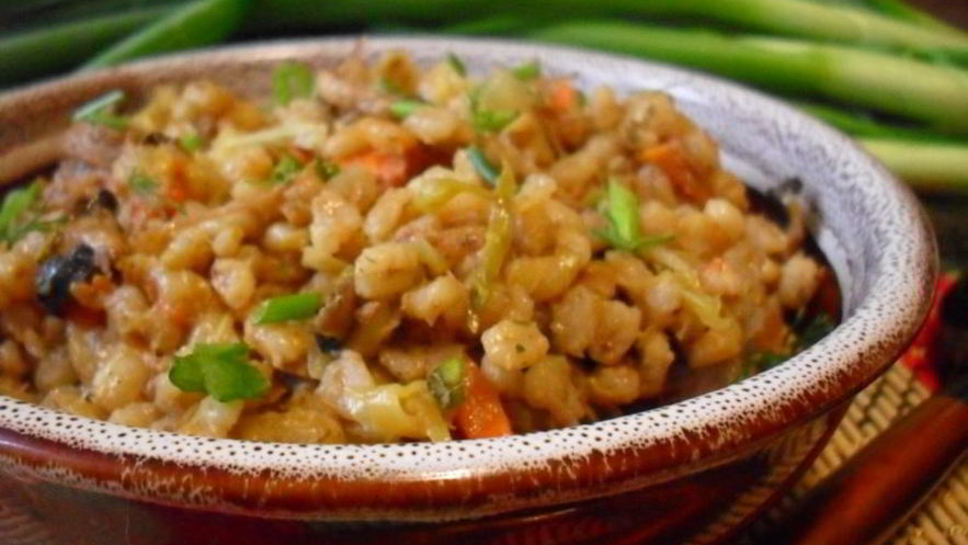 Рецепт перловой каши с тушенкой, овощами и шампиньонами