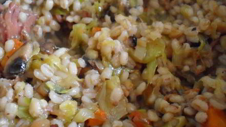 Рецепт перловой каши с тушенкой, овощами и шампиньонами