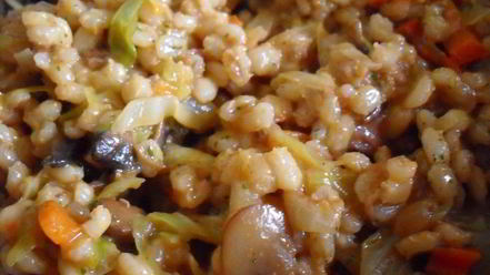 Рецепт перловой каши с тушенкой, овощами и шампиньонами