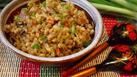 Рецепт перловой каши с тушенкой, овощами и шампиньонами