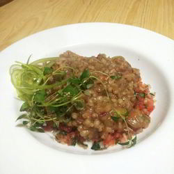 Рецепт Перловой каши с тушеной говядиной и конкассе из томатов