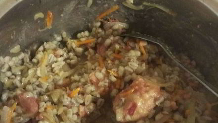 Рецепт перловой каши с тушеной говядиной и конкассе из томатов