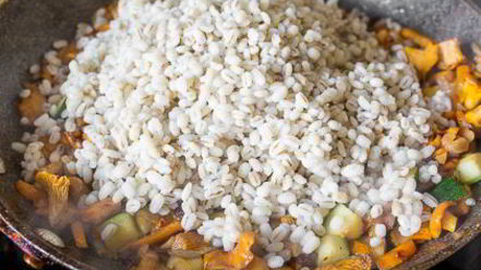 Рецепт перловки с лисичками и овощами