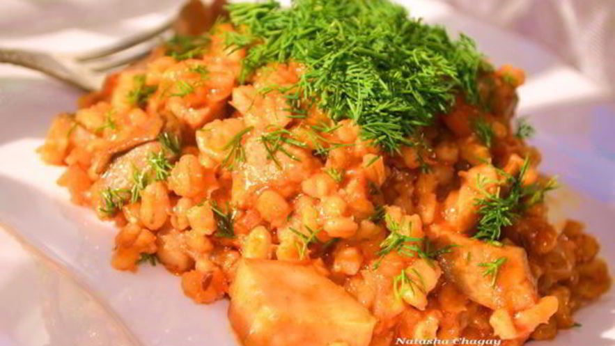 Рецепт перловки со свининой и грибами в томатном соусе