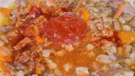 Рецепт перловки со свининой и грибами в томатном соусе