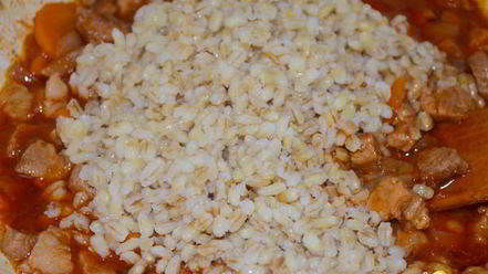 Рецепт перловки со свининой и грибами в томатном соусе