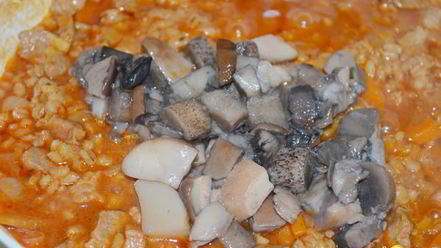 Рецепт перловки со свининой и грибами в томатном соусе