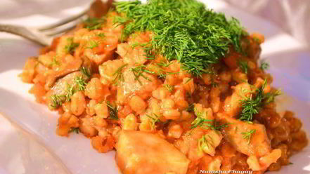 Рецепт перловки со свининой и грибами в томатном соусе