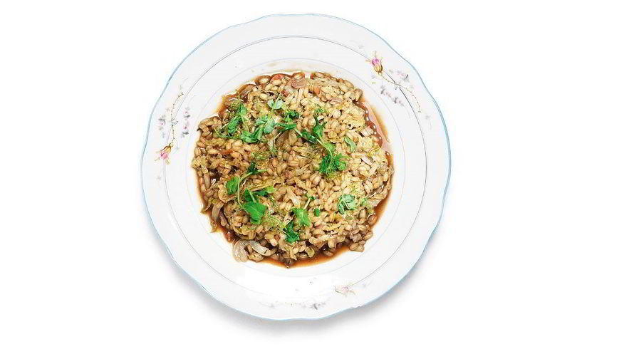 Рецепт перловки, томленой с гранатовым соусом и савойской капустой