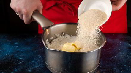 Рецепт клубничной рисовой каши на завтрак