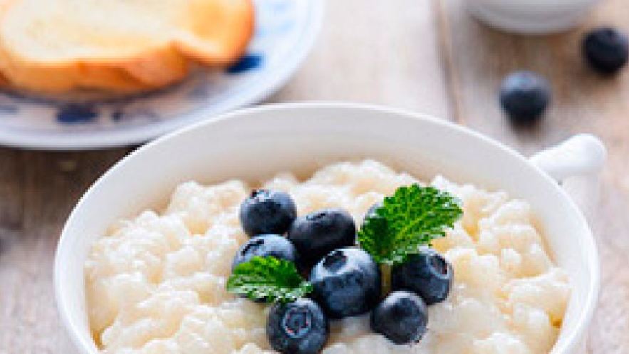 Рецепт молочной рисовой каши с черникой