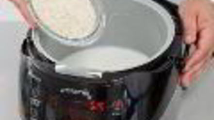 Рецепт молочной рисовой каши с курагой и апельсиновым соком в мультиварке