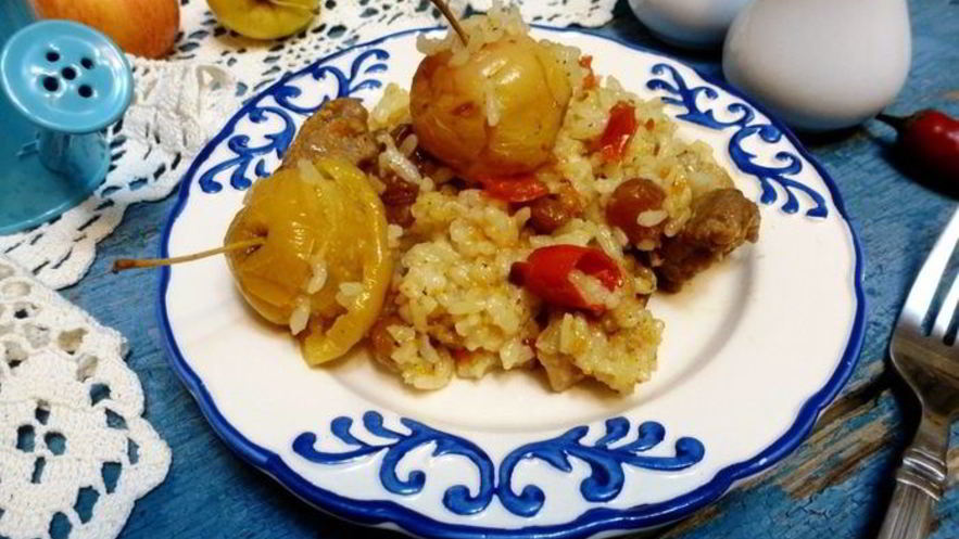 Рецепт рисовой каши ароматной с мясом и яблоками