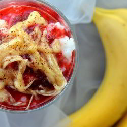 Рецепт Рисовой каши с брусничным сиропом и бананом