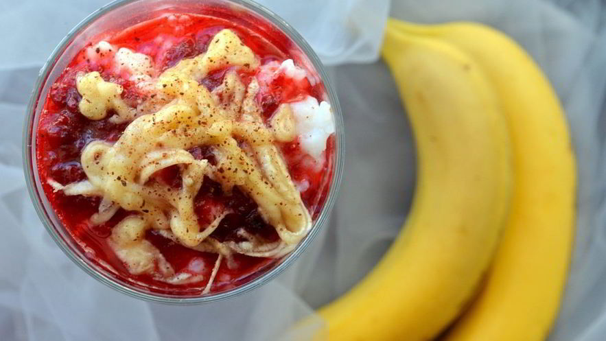 Рецепт рисовой каши с брусничным сиропом и бананом