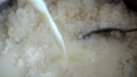 Рецепт рисовой каши с брусничным сиропом и бананом