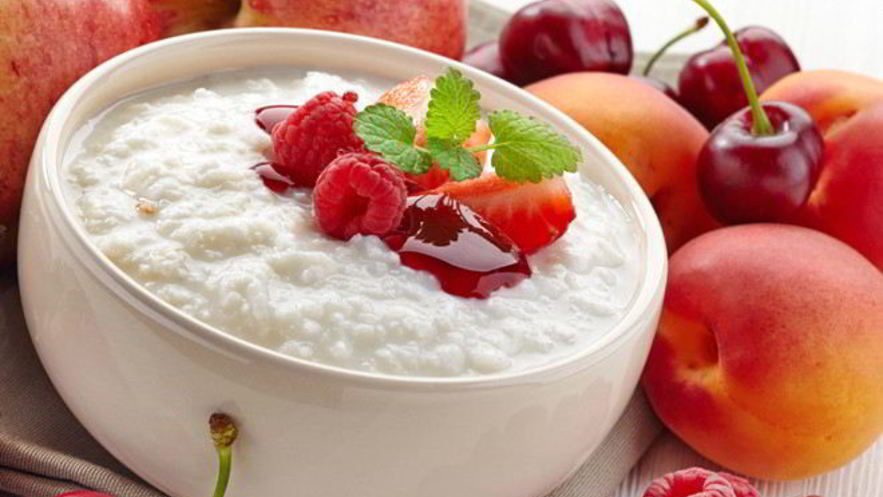 Рецепт рисовой каши с фруктами и вишневым джемом