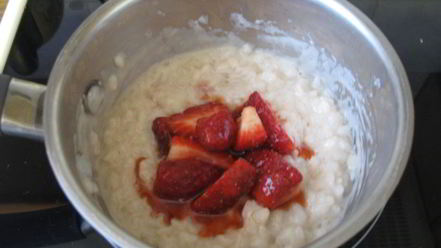 Рецепт рисовой каши с клубникой и кокосовым молоком