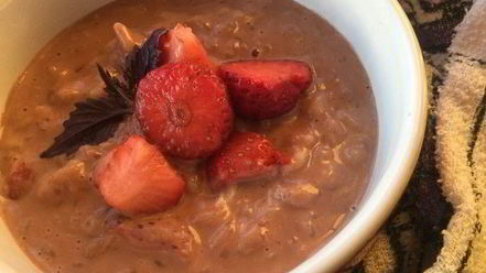 Рецепт рисовой каши с клубникой и шоколадом