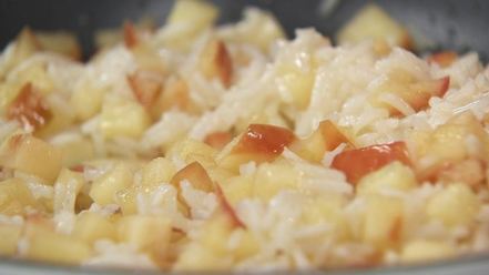 Рецепт рисовой каши с жареным яблоком и кремом из манго