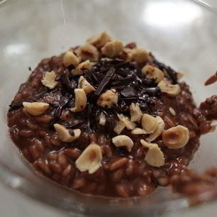 Рецепт Шоколадной рисовой каши с изюмом и орехами