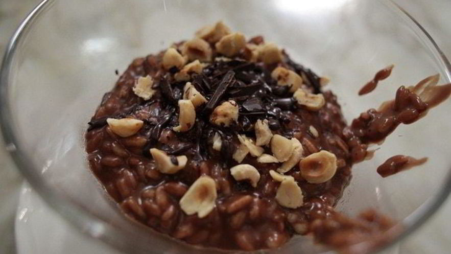 Рецепт шоколадной рисовой каши с изюмом и орехами