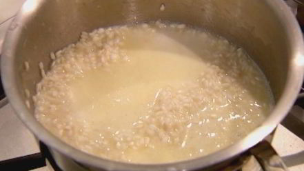 Рецепт шоколадной рисовой каши с изюмом и орехами