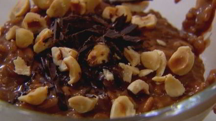 Рецепт шоколадной рисовой каши с изюмом и орехами