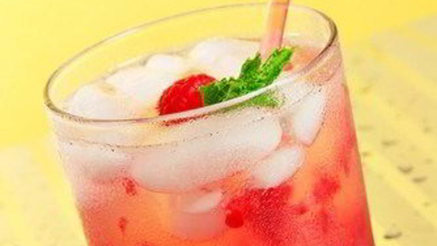 Рецепт ананасового пунша с самбукой и малиной