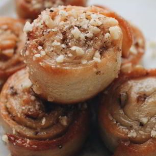 Рецепт Булочек с грецким орехом и сахарным сиропом