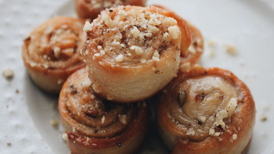 Рецепт булочек с грецким орехом и сахарным сиропом