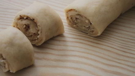 Рецепт булочек с грецким орехом и сахарным сиропом