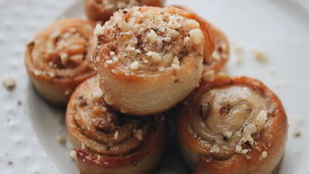 Рецепт булочек с грецким орехом и сахарным сиропом