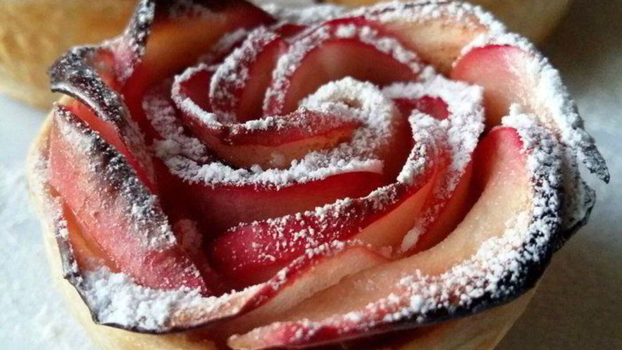 Рецепт чайных розочек в слоеном тесте