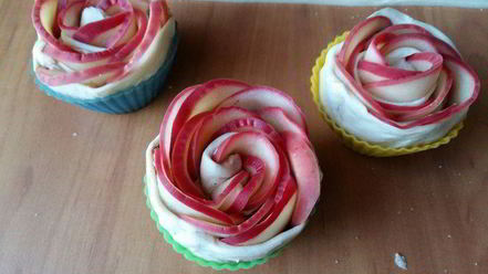 Рецепт чайных розочек в слоеном тесте