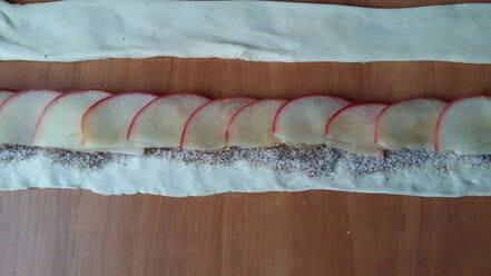 Рецепт чайных розочек в слоеном тесте