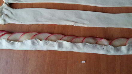 Рецепт чайных розочек в слоеном тесте