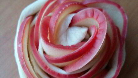 Рецепт чайных розочек в слоеном тесте