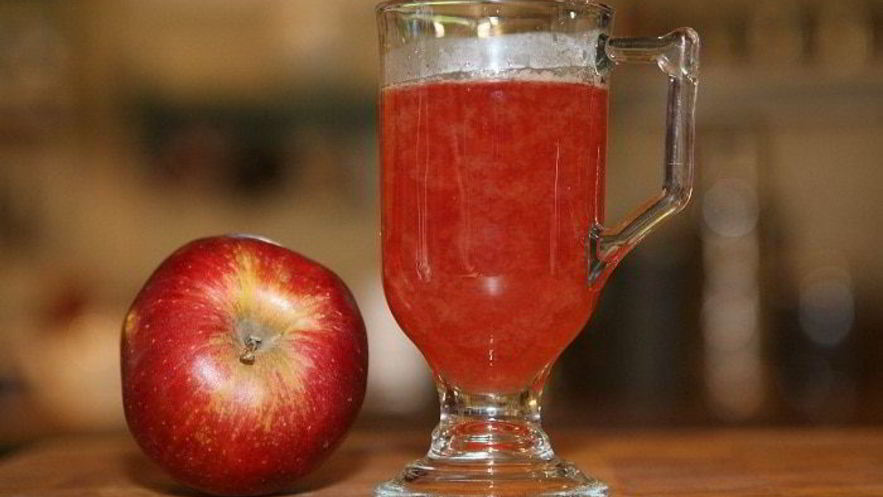 Рецепт яблочно-смородинового чай с медом и корицей