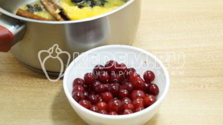 Рецепт глинтвейна из белого вина с апельсином и клюквой