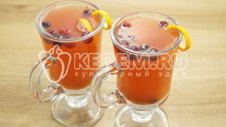 Рецепт глинтвейна из белого вина с апельсином и клюквой